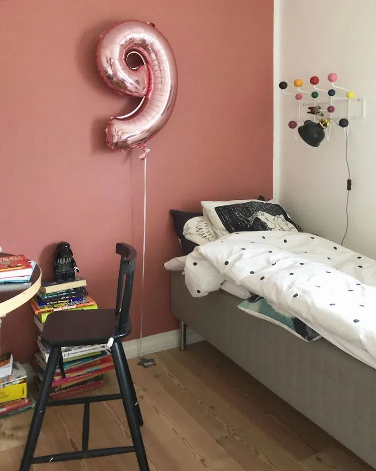Детская комната с розовой стеной V418 Рустика Tikkurila
