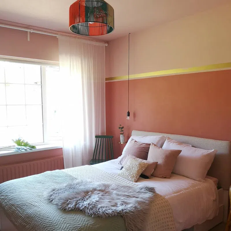 Спальная колор-блок с золотой полоской и розовыми стенами Tikkurila Рустика