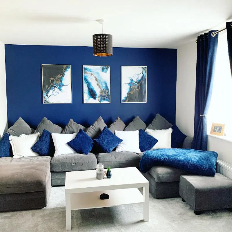 Темно-синие стены в гостиной в цвете Saphire Salute Dulux