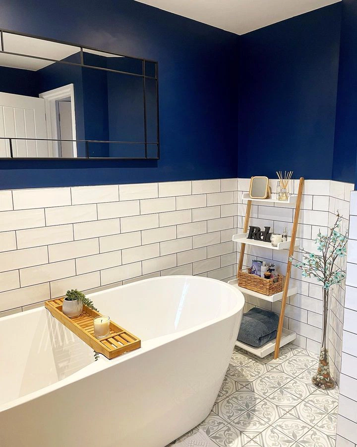Синие крашеные стены в ванной с белой плиткой метро Dulux Sapphire Salute