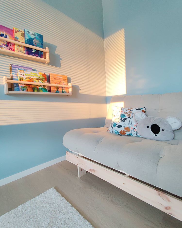 Дизайн интерьера детской с голубыми стенами X438 Tikkurila