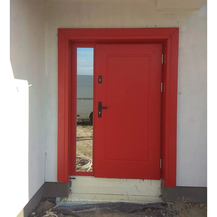 RAL 3001 красная входная дверь с окном