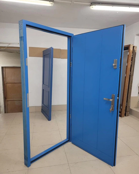 RAL 5015 голубая входная дверь