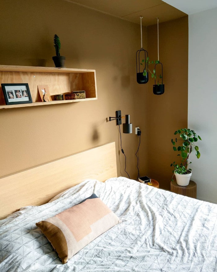 Спальная в стиле колор-блок с цветом Dulux Spiced Honey