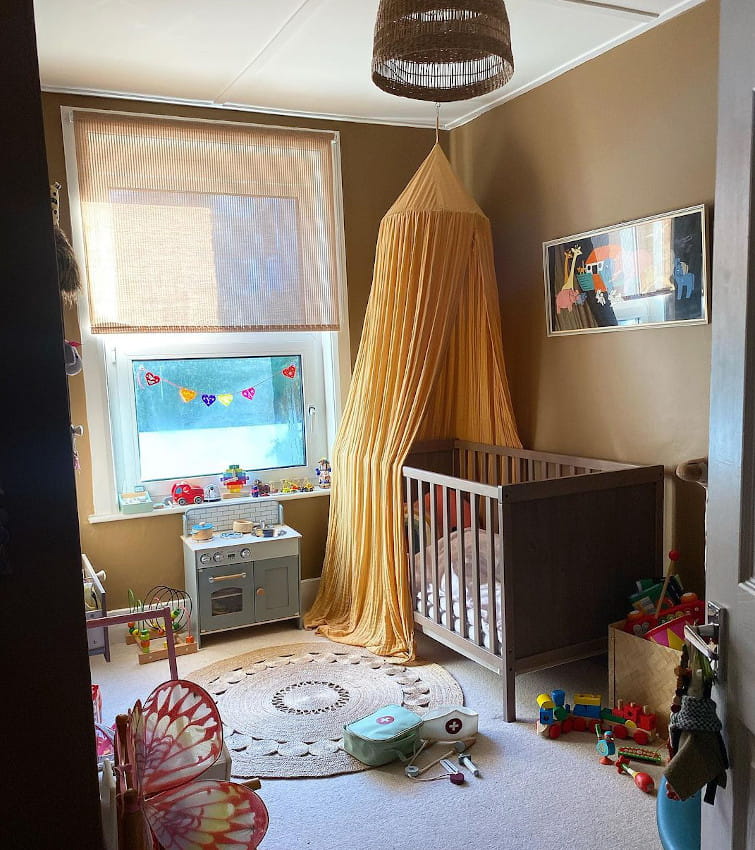 Детская комната с горчичным цветом стен Spiced Honey