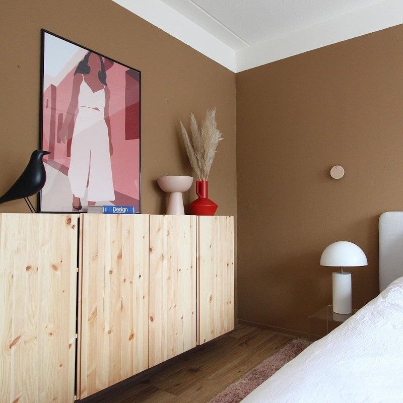 Стильная спальная со стенами в цвете Spiced Honey