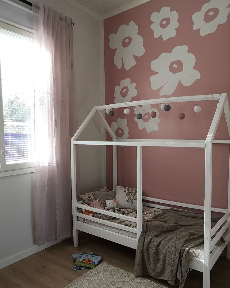 Детская комната с ацентной розовой стеной Tikkurila H417 Дафна