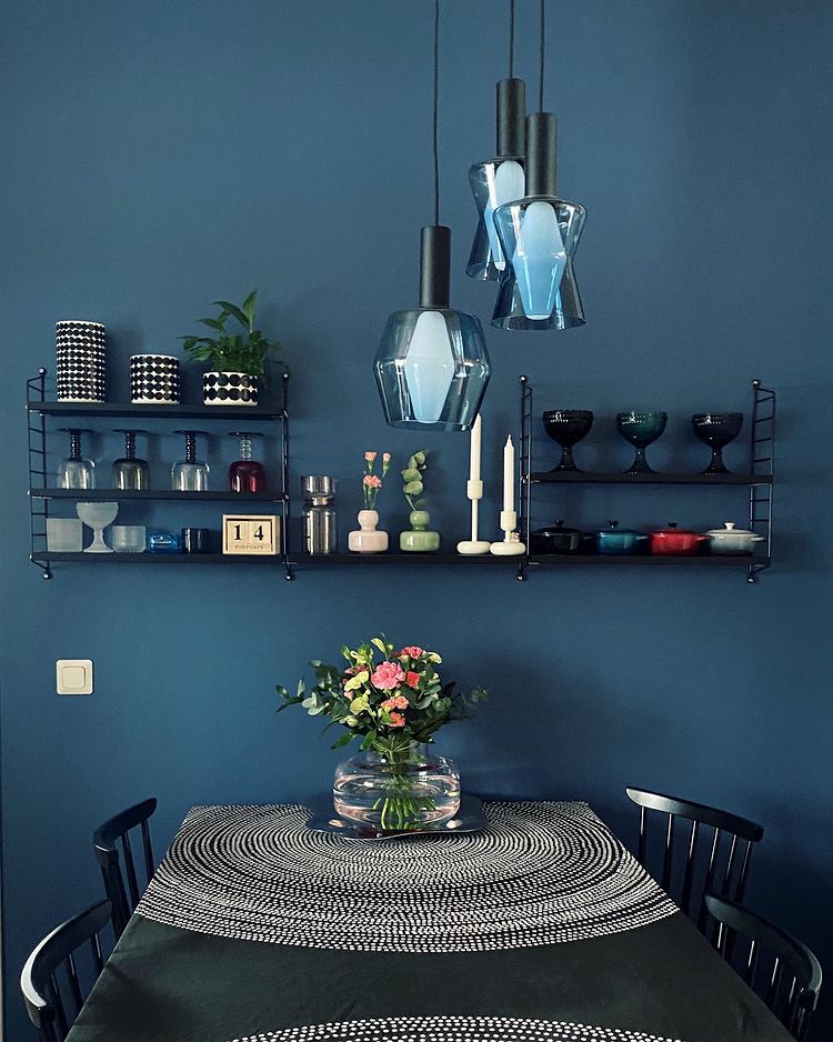 Синяя столовая в скандинавском стиле Tikkurila Индиго