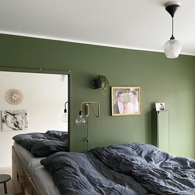 Фото интерьера спальни с зелеными стенами M448 Ява