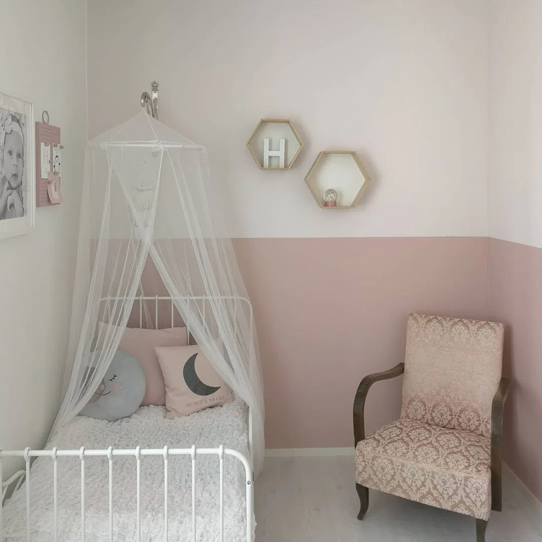 Интерьер детской с розовыми стенами наполовину Y415