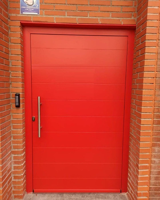 RAL 3020 сигнально красная входная дверь 