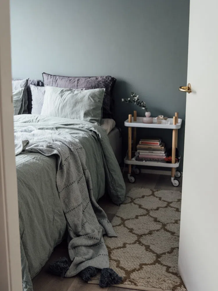 Красивый интерьер спальни с цветом Tikkurila V444