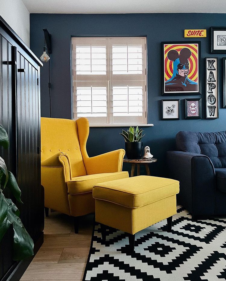 Эклектичный интерьер с синими стенами Stiffkey Blue и желтым креслом