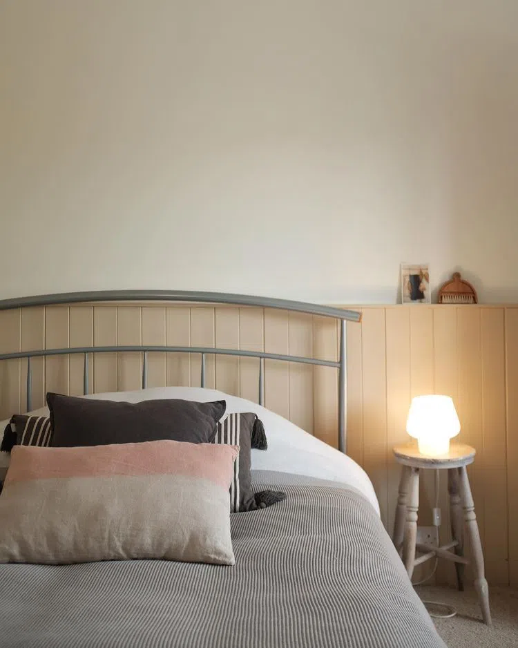 Спальная в сканди стиле с цветом Wimborne White Farrow and Ball