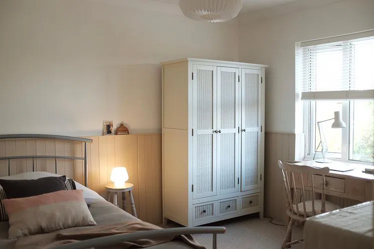 Уютная спальная с белыми стенами Wimborne White 239 Farrow and Ball