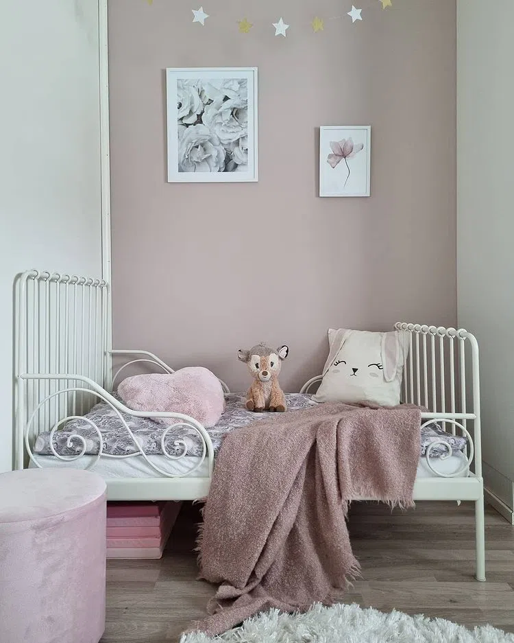 Интерьер светлой детской с розовыми стенами Tikkurills x477