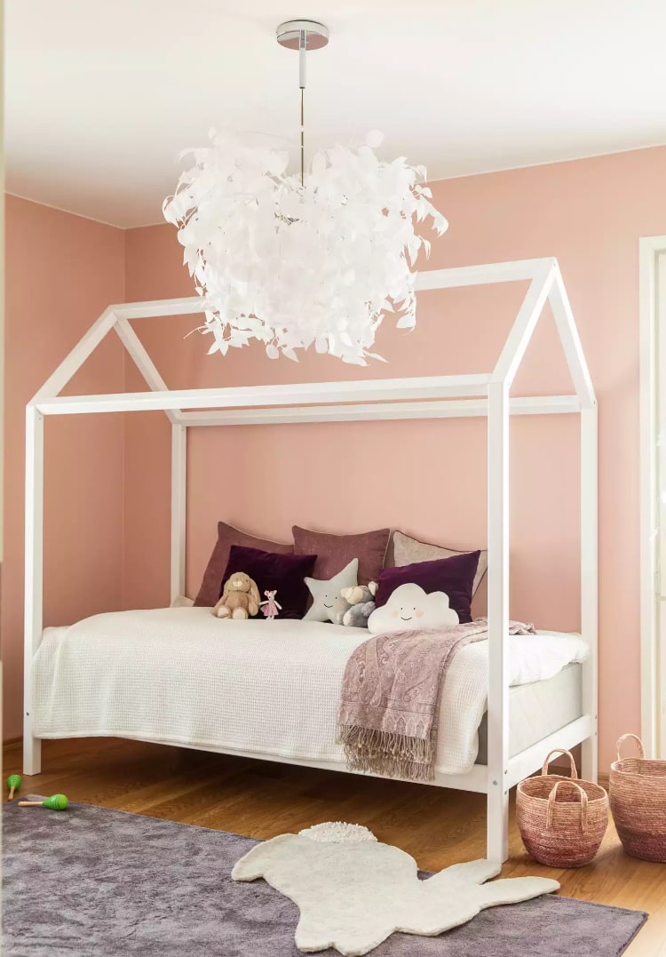Детская кровать с каркасом и розовые стены Y415
