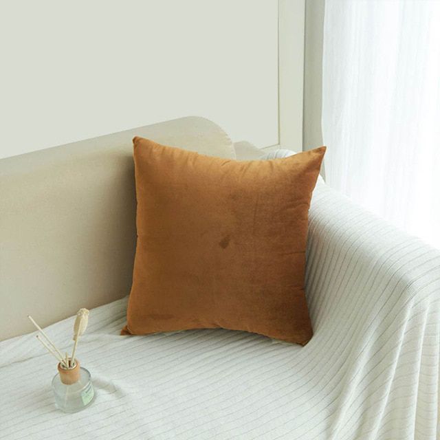 Бархатный чехол для подушки светло-коричневого цвета