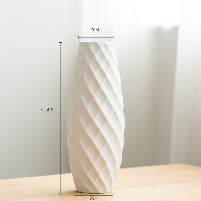 Белая керамическая ребристая ваза