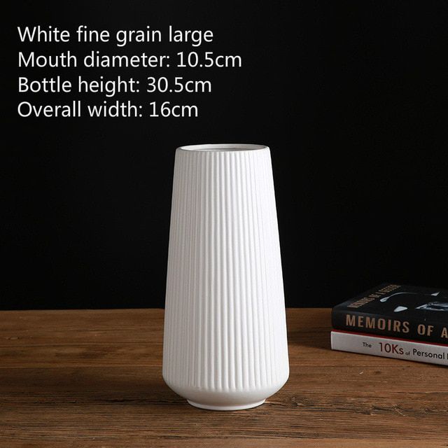 Белая керамическая ваза