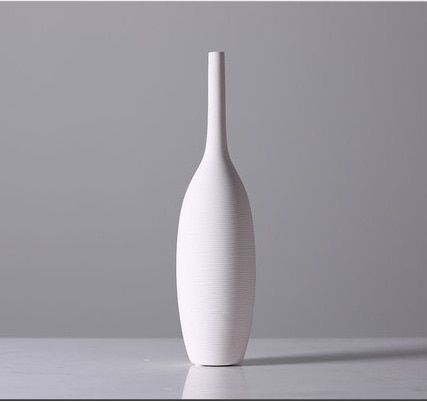 Белая ваза с длинным горлышком