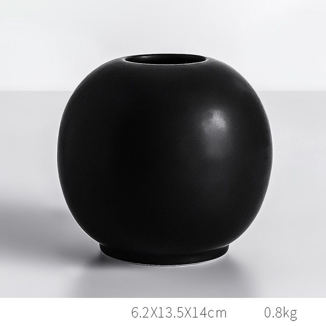 Большая круглая черная ваза