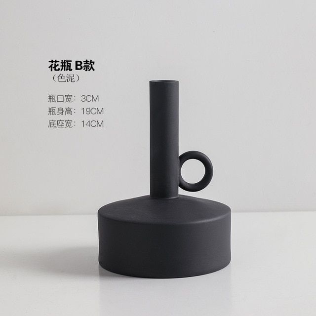 Черная матовая керамическая ваза с узким горлышком