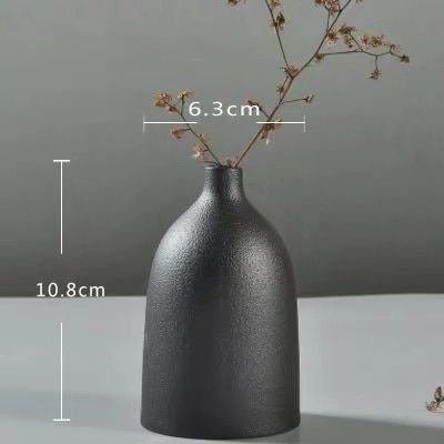 Черная минималистичная ваза