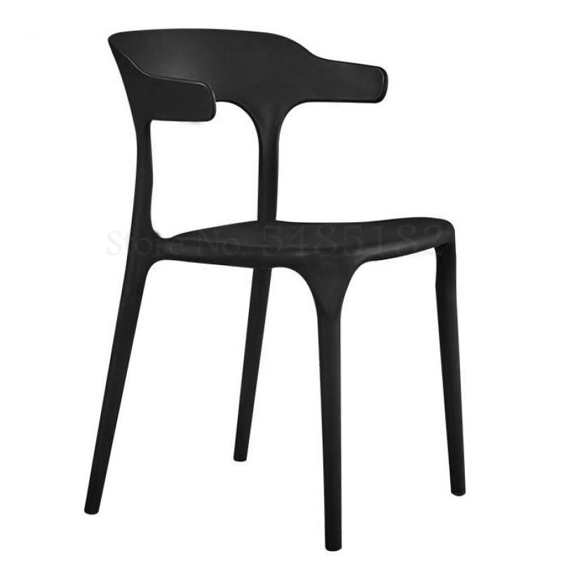 Черный стул из пластика