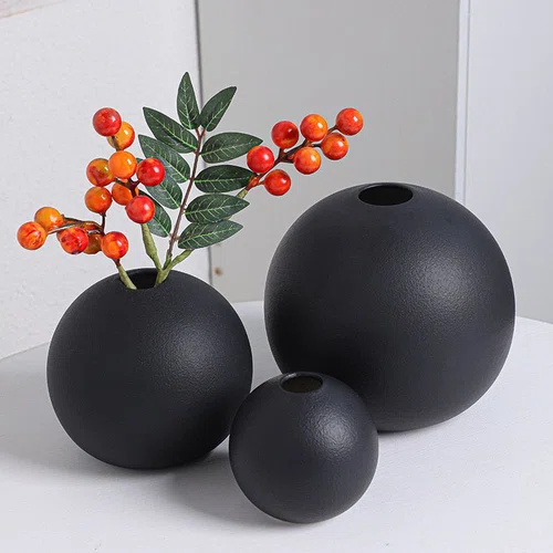 Круглая чёрная керамическая ваза