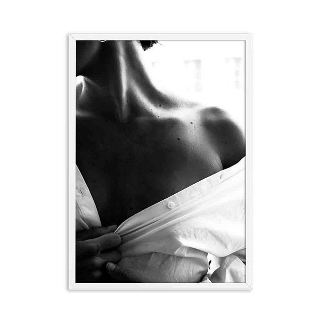 Постер черно-белый с женскими плечами, 30х42см