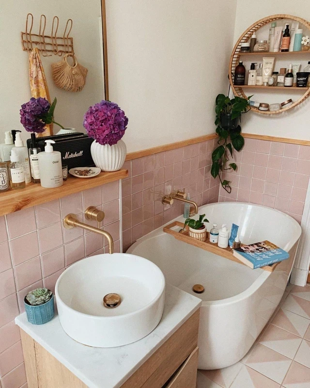 Розовая ванная с мелкой плиткой