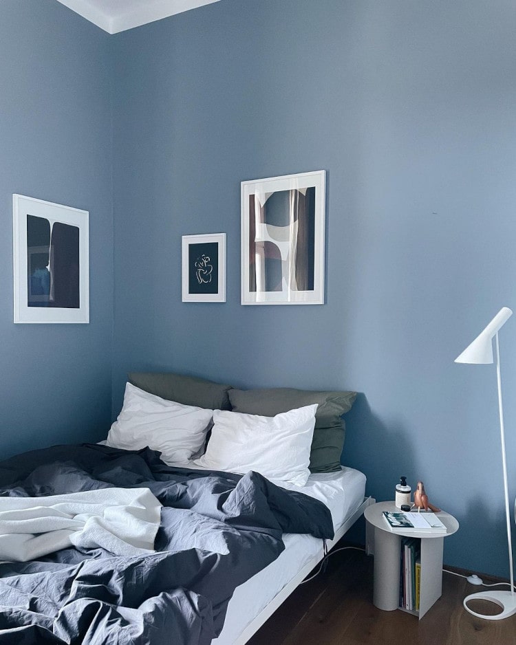 Интерьер спальни с голубыми стенами