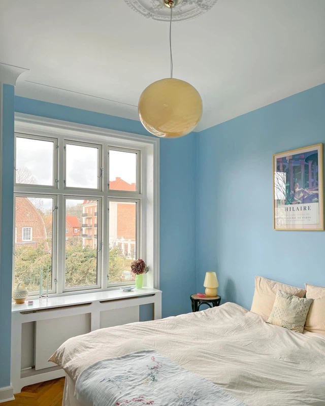 Спальня в французском стиле с голубыми стенами