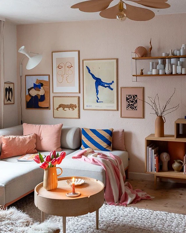 Яркая и уютная гостиная с розовыми стенами