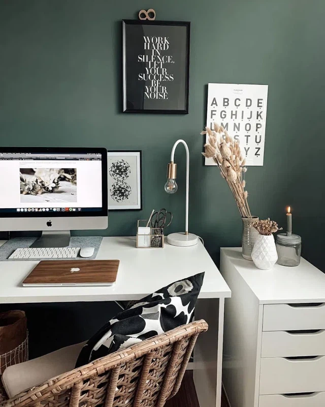 Контраст белого рабочего стола и зеленых стен