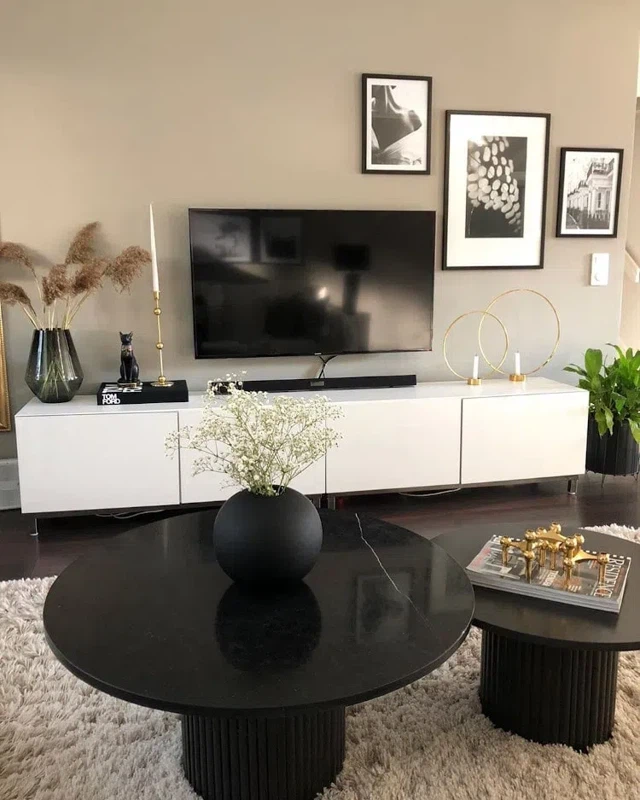 Белая ТВ-тумба в гостиной