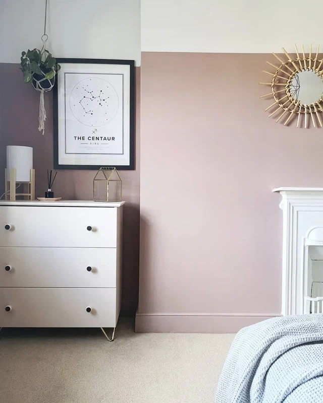 Белый комод в розовой спальне