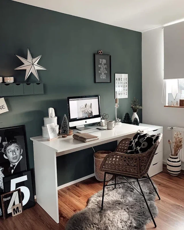 Уютный домашний офис с зелеными стенами