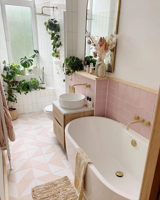 Ванная с квадратной розовой плиткой