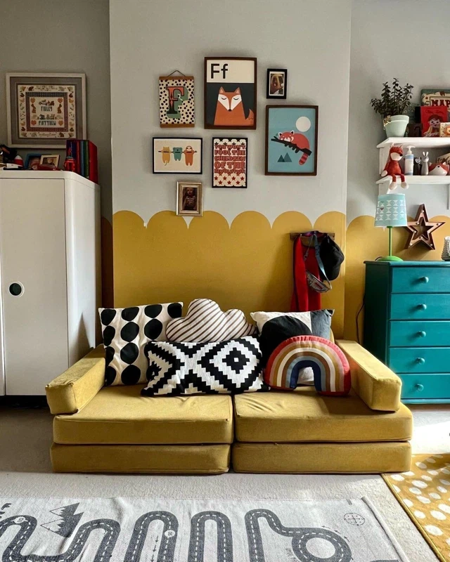 Ярка детская комната с желтой стеной