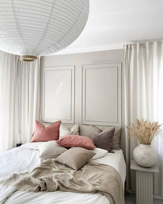 Вариант оформления спальни с розовыми подушками