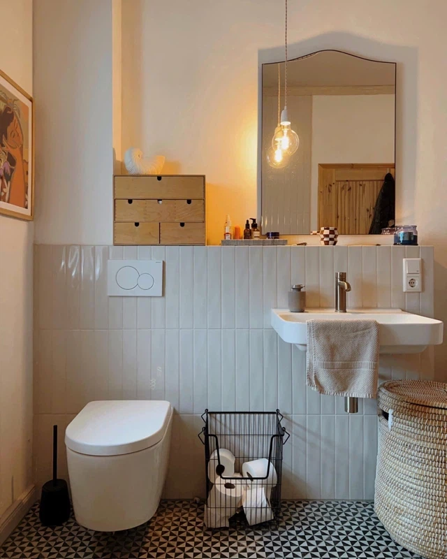 Белая плитка и белые стены в ванной, идея интерьера