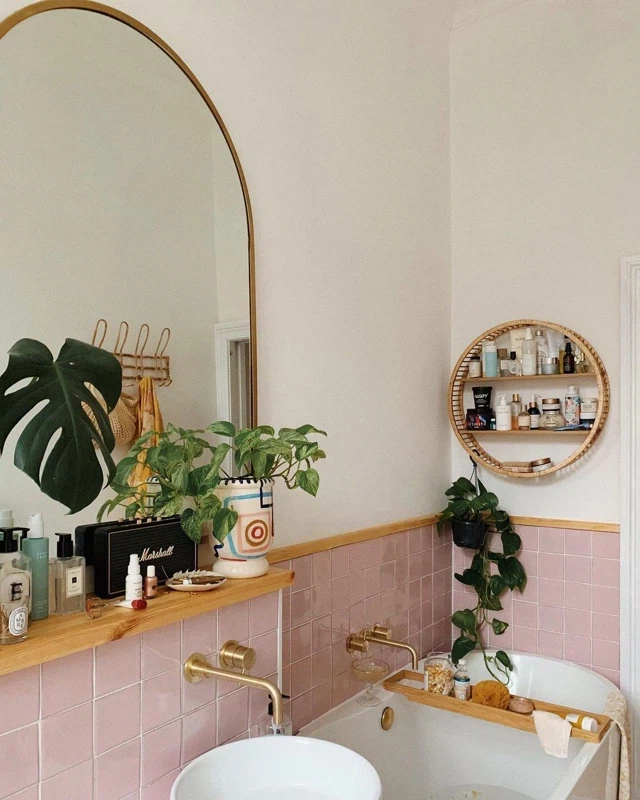 Стильный интерьер розовой ванной