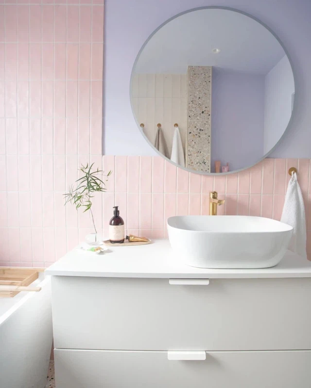 Ванная с длинной розовой плиткой и лавандовыми стенами