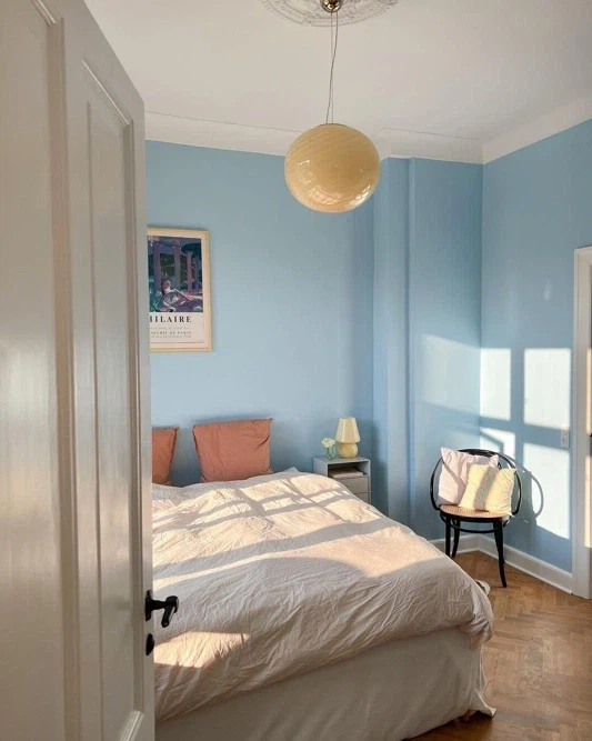 Спальная с голубыми стенами