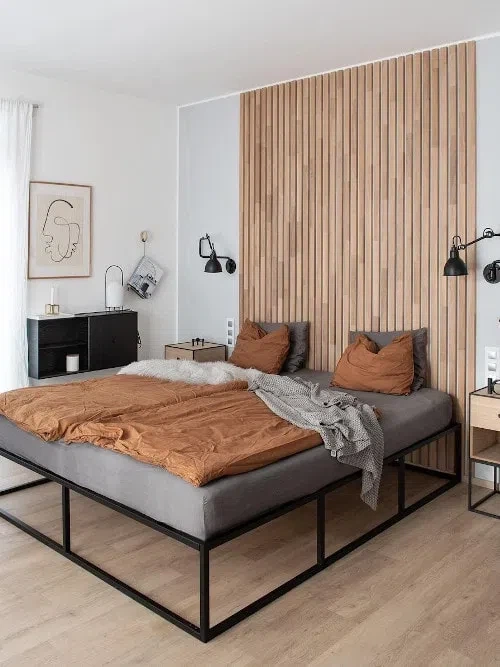 Светлая спальная с деревянными рейками