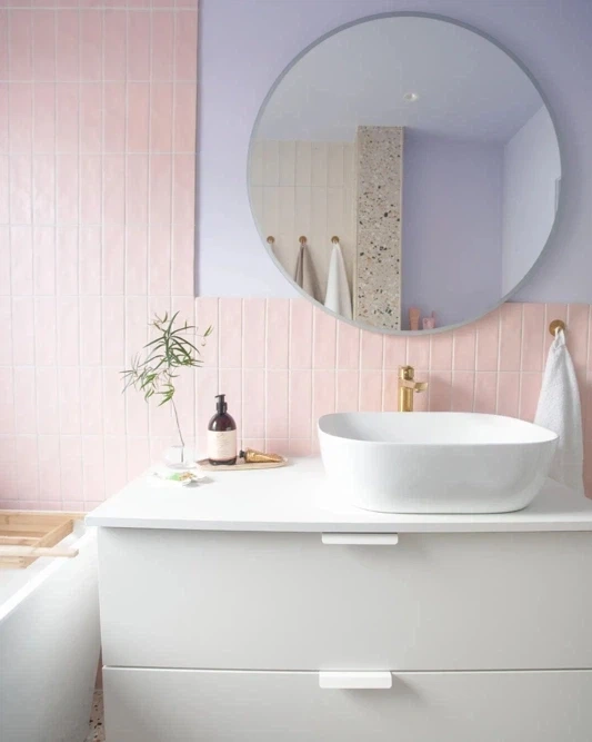 Зефирная ванная с розовой плиткой